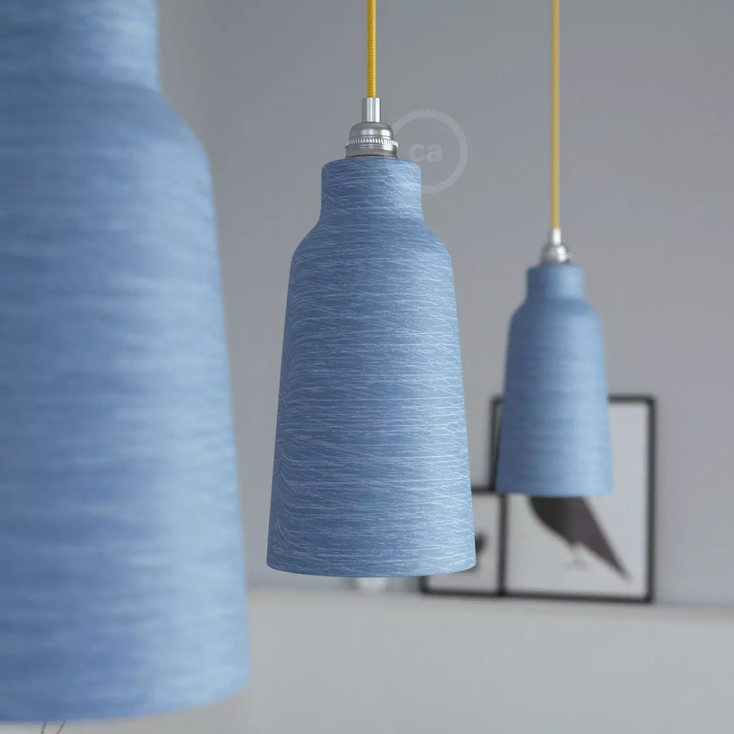 Hanglamp vervaardigd in Italië met textielkabel, keramische flessenkap en metalen afwerking